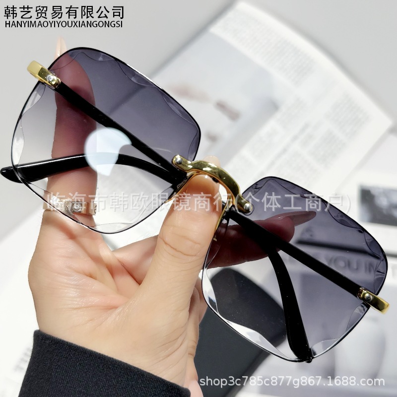 2025 Новая индивидуальность без рамки нарезанные солнцезащитные очки WEB Красный тренд Женские модные корейские солнцезащитные очки против ультрафиолетовых лучей - Двойной серый лист/A46