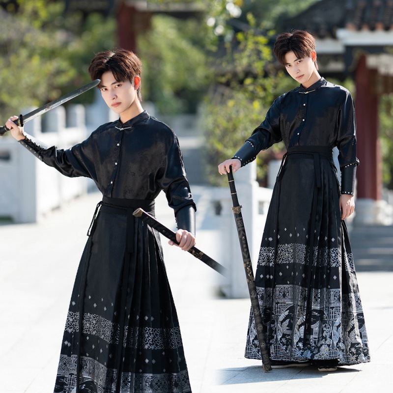 На самом деле, Ланьтин коллекционирует золотые платья для лошадей, мужские оригинальные китайские костюмы, новые китайские пары, повседневные женские костюмы для боевых искусств.