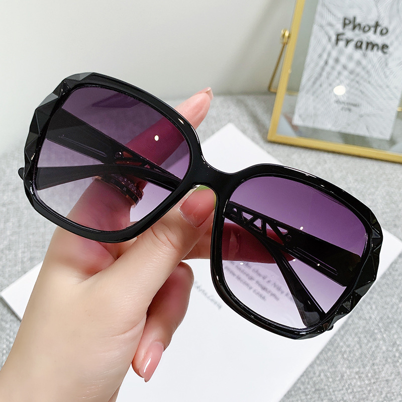 2025 New Women's Sunglasses Trendy Fashion Large Frame Sunshade Sunscreen Sunglasses Vacation Retro Sunglasses - glossy black/Adult standard size