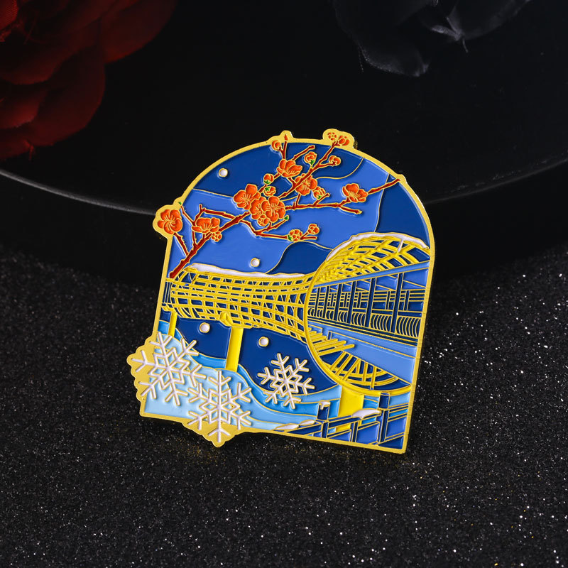 Металлический холодильник из зыбучих песков, наклеенный на городскую достопримечательность - Индивидуальное консультирование клиентов