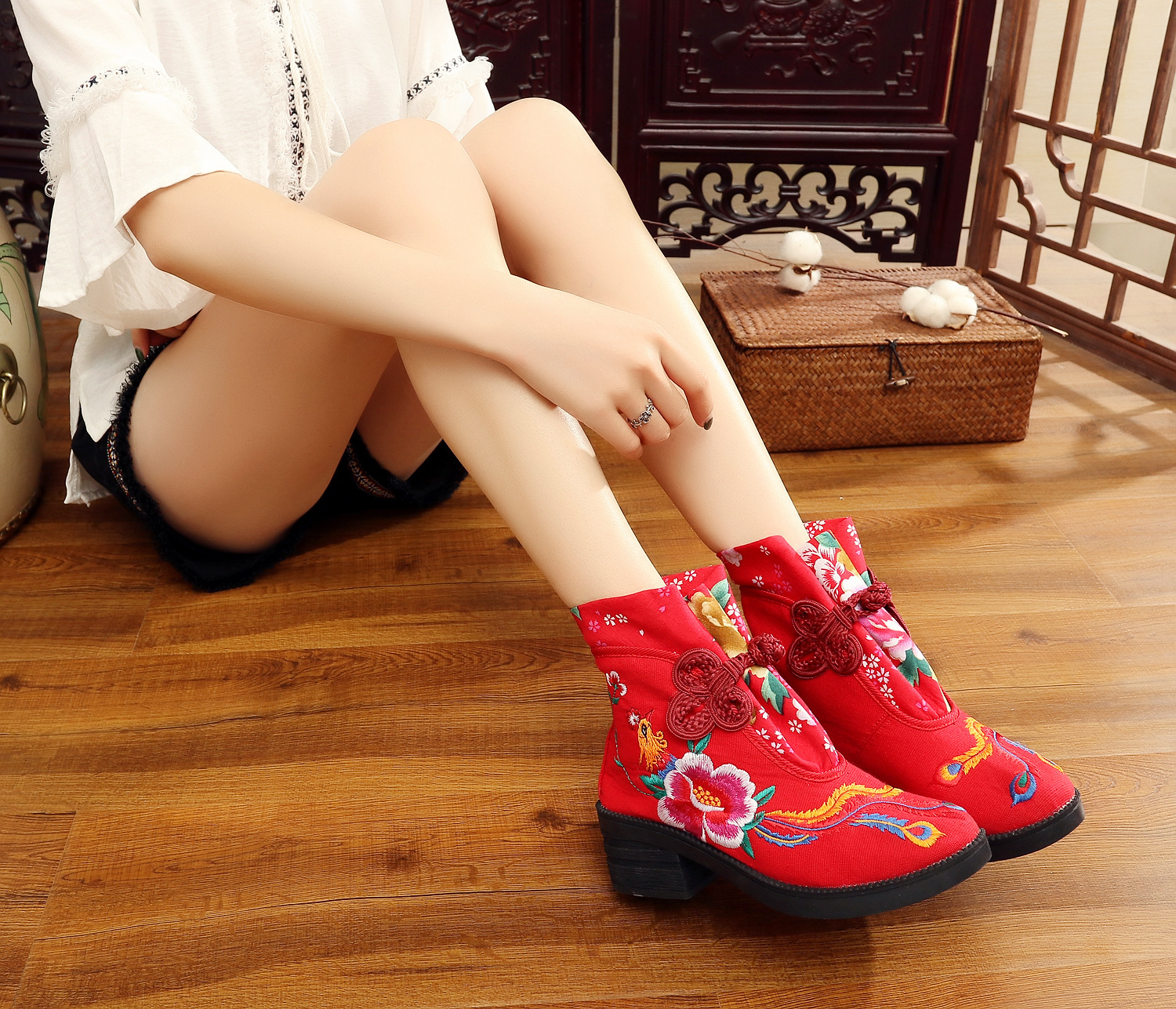 Осенью - зимой 2020 года в Китае появились новые женские вышитые сапоги - красный/34.