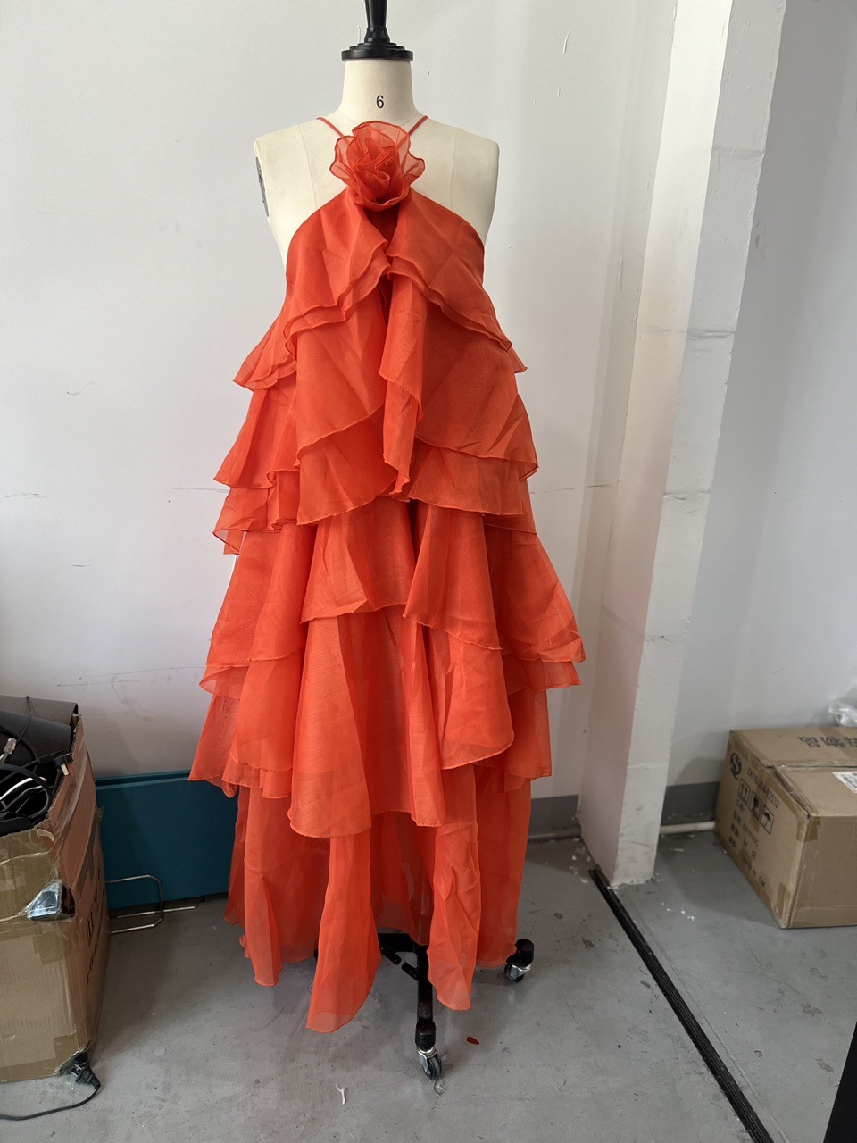 Спот - Европа и США Трансграничный отдых 2025 Лето на море элегантный темперамент с шеей трехмерные цветы подвесное платье - Длинный оранжевый/XS