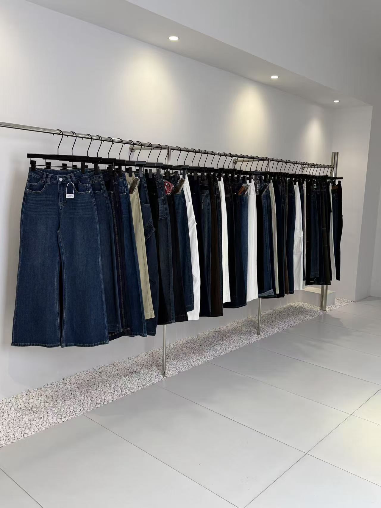 新塘牛仔裤2025新款微喇休闲百搭小个子高腰修身显瘦直筒长裤 - 浅色/均码