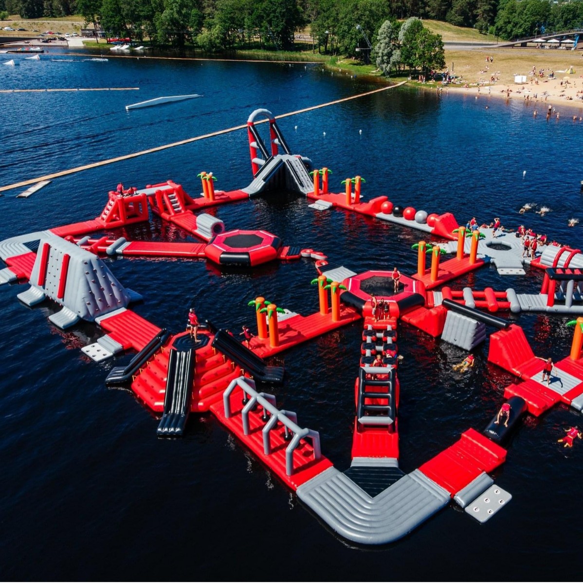 大型海上漂浮城堡海上乐园户外充气水上冲关玩具儿童水上闯关aqua