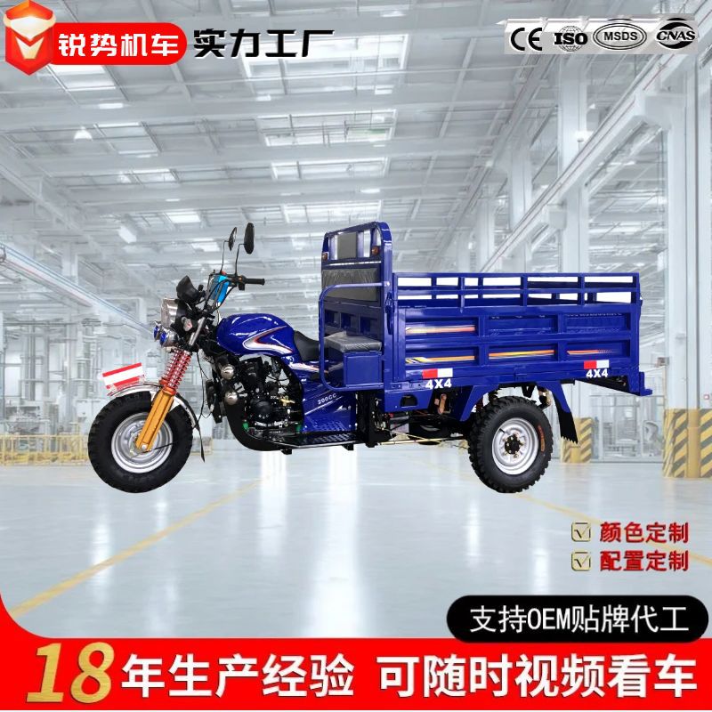 В Африке продают трехколесные топливные мотоциклы, грузовые сельскохозяйственные самосвалы, бензиновые мотоциклы, перевозящие короля через границу