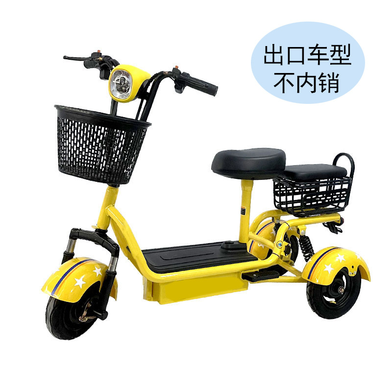 Три электрических трехколесных велосипеда на острове Фукусима Маленькая доставка детей Пожилые женщины Родители и дети складывают аккумуляторы