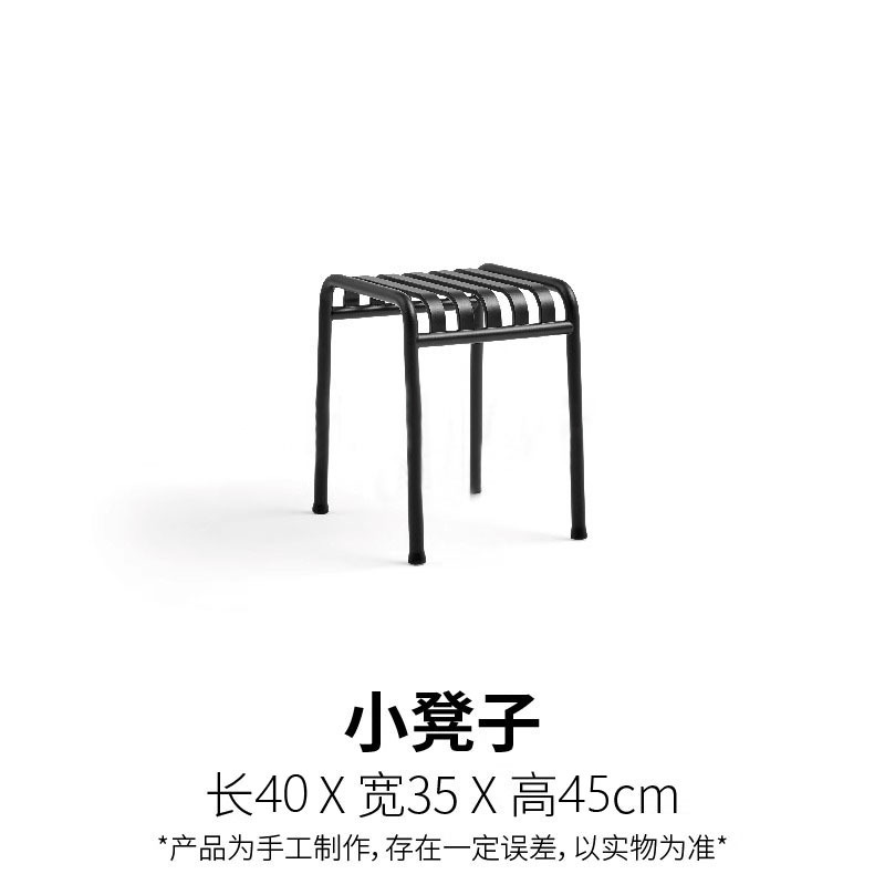 Столы и стулья во внутреннем дворе Сеть красных балконов Столы для отдыха Столы для молочных чаепитий скамейки террасы сады крыши наружные черные столы и стулья - Стулья./стандарт