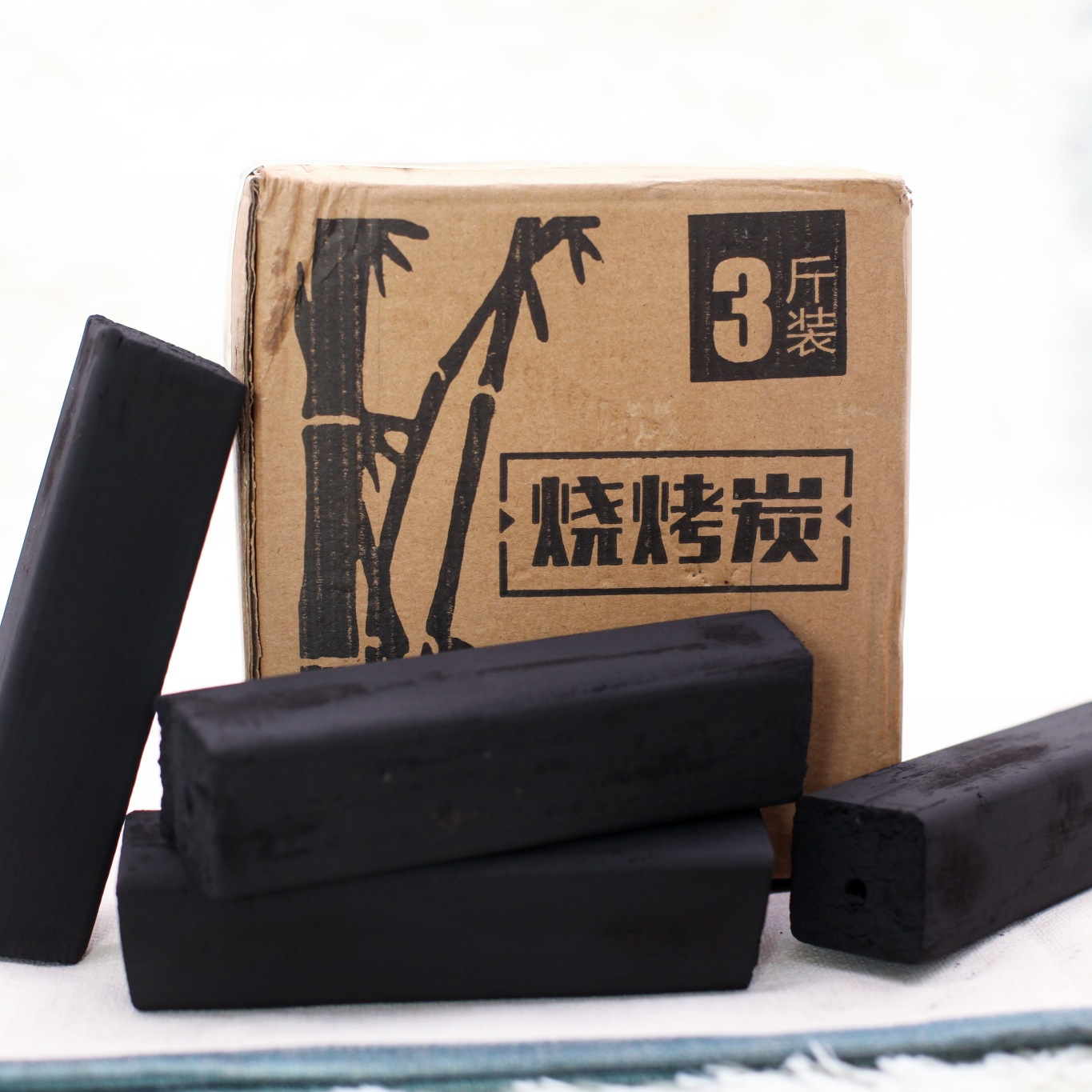 Производитель Оптовая торговля легковоспламеняющимся высокотемпературным барбекю уголь бытовой обогревательный угольный механизм уголь наружное барбекю бамбуковый уголь bbq бамбуковый уголь - 3 кг / ящик (3 - 5 человек)