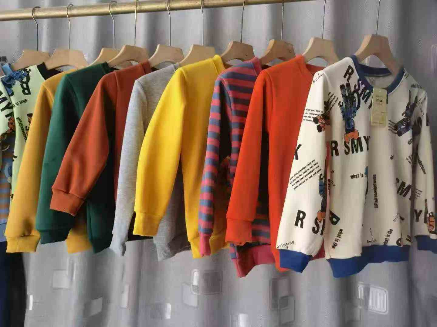 Детский хлопчатобумажный халат Осень - зима с бархатным воротником мужской и женский детский халат, маленький целый, с упаковочной подвеской, 110 - 140 размеров, около 1800 штук, складская цена 4,8 юаней, распределенный товар плюс один