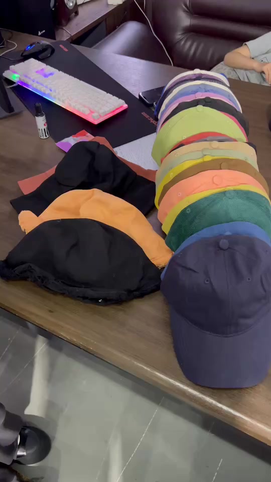 Двадцать три тысячи высококачественных шляп. Все по одной маленькой части!