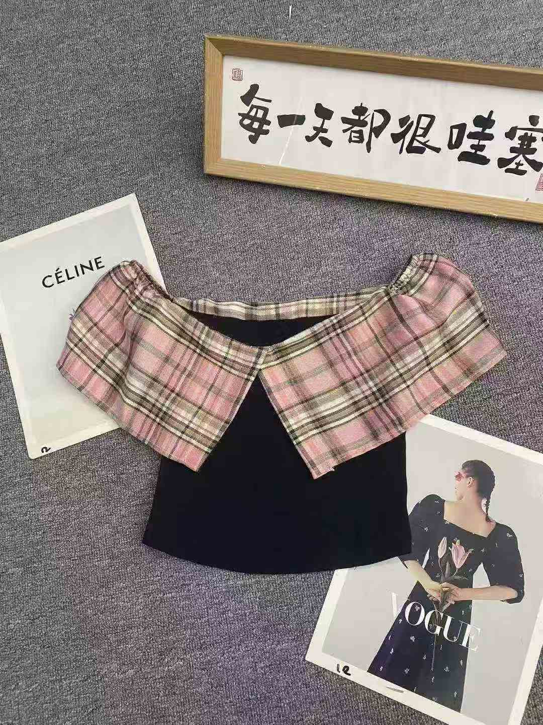 Ретро - решетчатый рисунок плечо короткие рукава 64 шт. 7.5, ткань удобная воздухопроницаемость, эластичность, конструкция клетчатого сращивания, код 1 - 3 - 4 ярда, отдельная упаковка - Один.