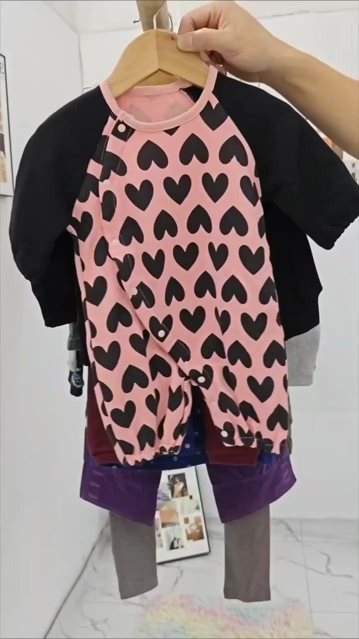 Около 480 единиц небольшой цельной детской одежды, в основном независимая упаковка, количество кодов в основном 100 - 160! Полная чистка 3,5 мин. + 1