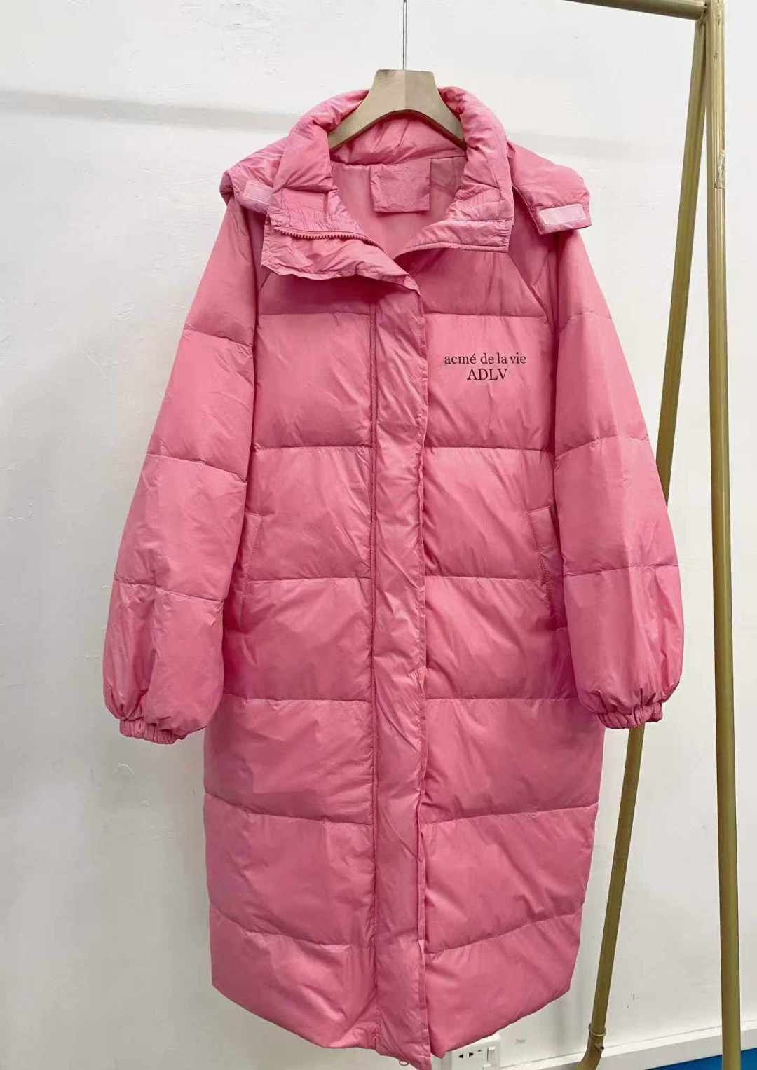 Корейская версия средней и длинной свободной версии с капюшоном пуховый хлопчатобумажный костюм 320 штук 38,8, двухголовая молния, с карманом, рукой, узор принт, шляпа может быть разобрана, средний код, 90 - 150 кг можно носить, независимая упаковка