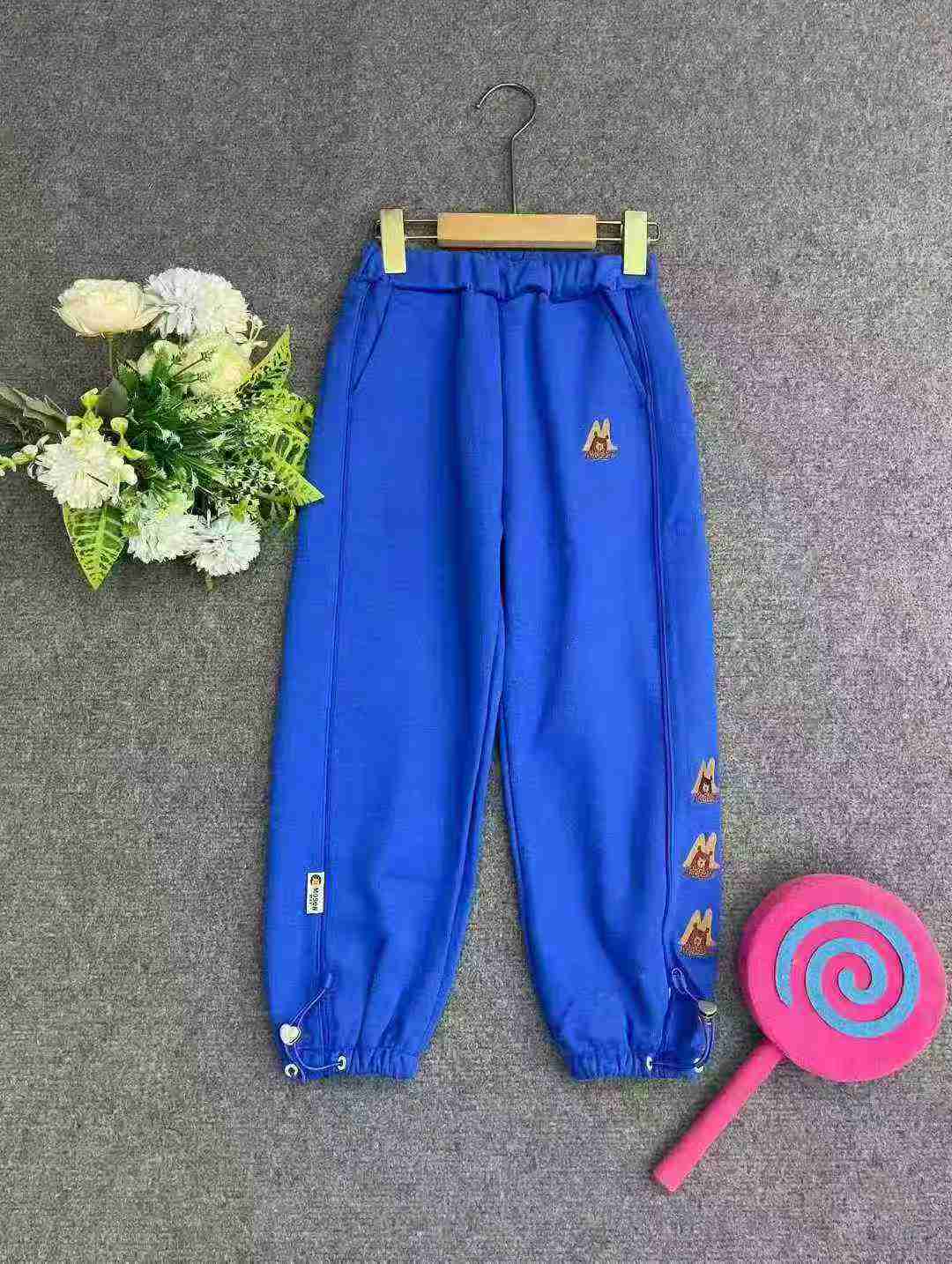 Teng склад, убыток, чтобы очистить 400 высококачественных детских вышитых печатных брюк серии. Маленькая целая, ткань мягкая и удобная, тонкая работа, отличное качество. Список кодов для просмотра большой грузовой карты, все отдельные упаковки с подвеской. Полностью 4.5