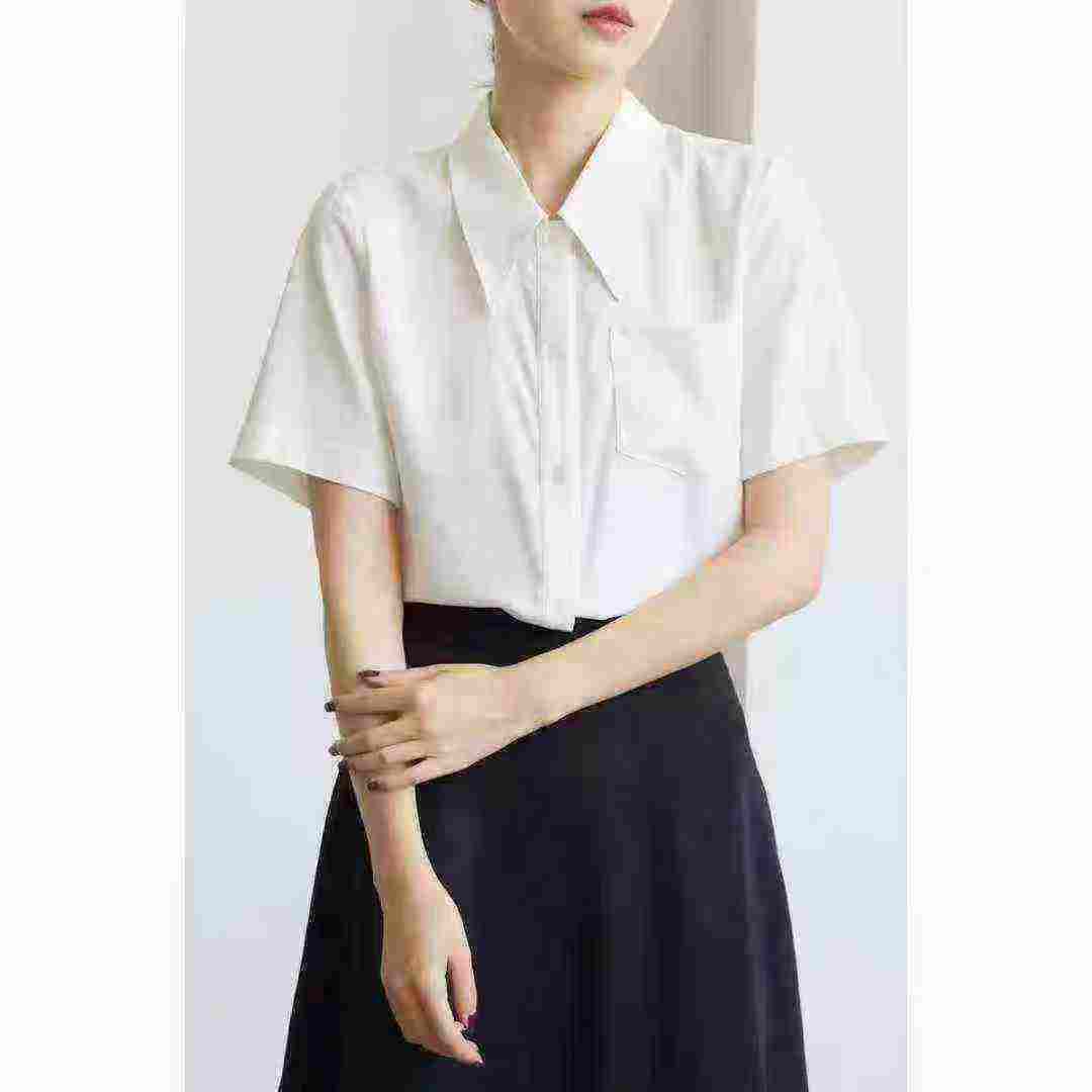 Очистить склад 4.978 простых чистых рубашек с короткими рукавами, свободно упакованных в лацкан рубашки рубашки рубашки S - XL код, отдельная упаковка с подвеской.