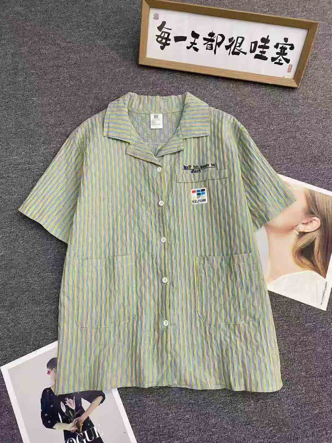 Ретро - полосатая рубашка с короткими рукавами 114 шт. 8.8, задний воротник к шт., буквенная вышивка, свободная версия, с карманами, число ярдов 1 - 4, отдельная упаковка