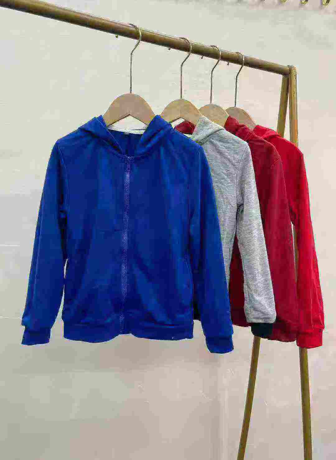 735 детских хлопчатобумажных капюшонов и кардиганов. Ткань мягкая и удобная, оболочка заднего воротника, хорошее качество. Перечень больших грузов см. на рисунке ниже, 5 шт. за упаковку. Полностью 4,8 мин. плюс 1