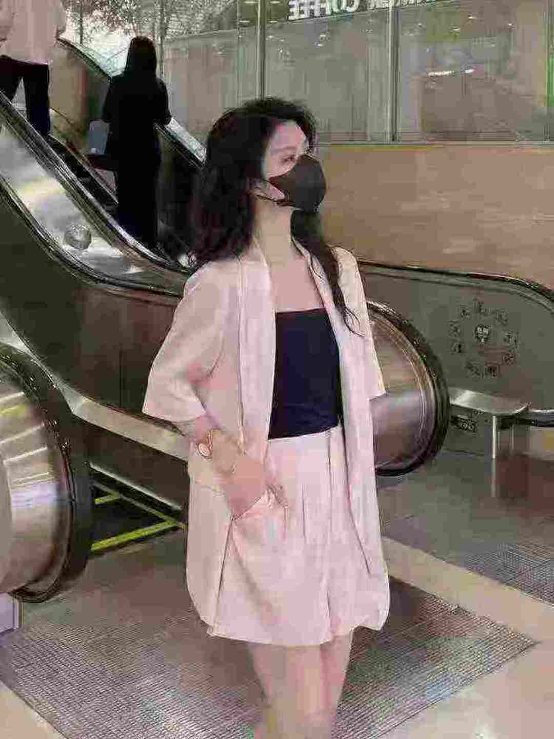 Расчистка 19.9180 комплектов Hangzhou FXQ бренд Hangzhou FXQ корейская версия летом новый дизайн легкий и роскошный костюм с короткими рукавами пальто шорты два набора, XS - S код XS основной XS код в пределах 100 фунтов (большой ярд) пальто XS может носить 100 - 120 фунтов, с подвеской с вешалкой пылезащитный мешок, хорошее качество!