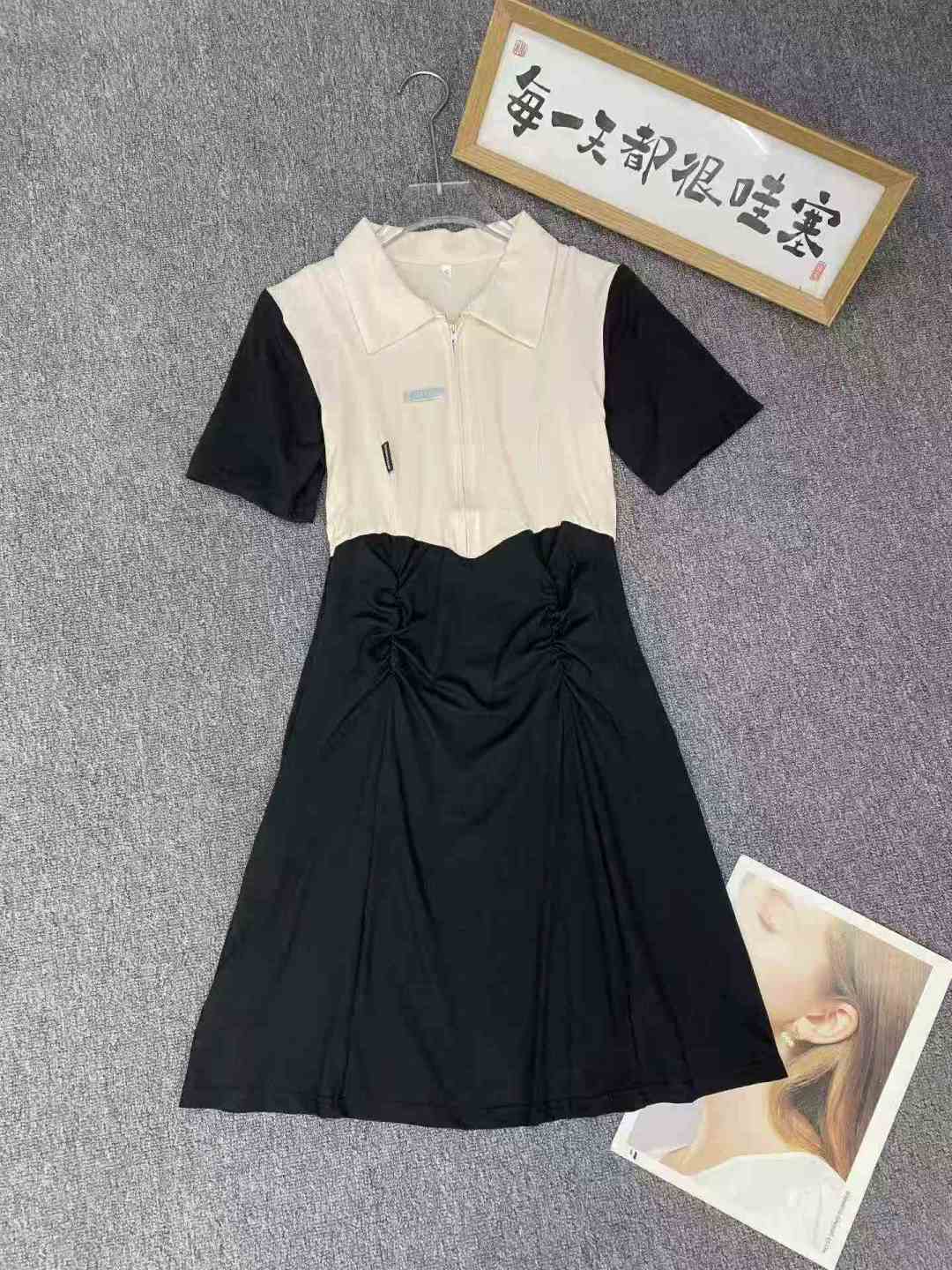 Чувство дизайна Платье Polo 150 шт. 8.8, дизайн с полумолнией, сращивание цветов, небольшие декорации, длинные 15 шт., кодовое число S - L - XL - 2XL, отдельная упаковка