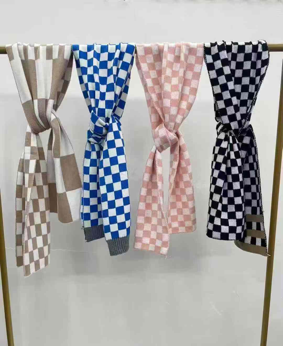 Убыток, независимо от стоимости, 3520 шахматных панелей, чтобы согреться, трикотажный шарф. Фотораздел. Руки мягкие, качество хорошее. Длина 160 - 165 см, ширина 29 см. Отдельная упаковка, состоящая из части 12 шт. по пучку, водонепроницаемая упаковка. Местный убыток 1.5.