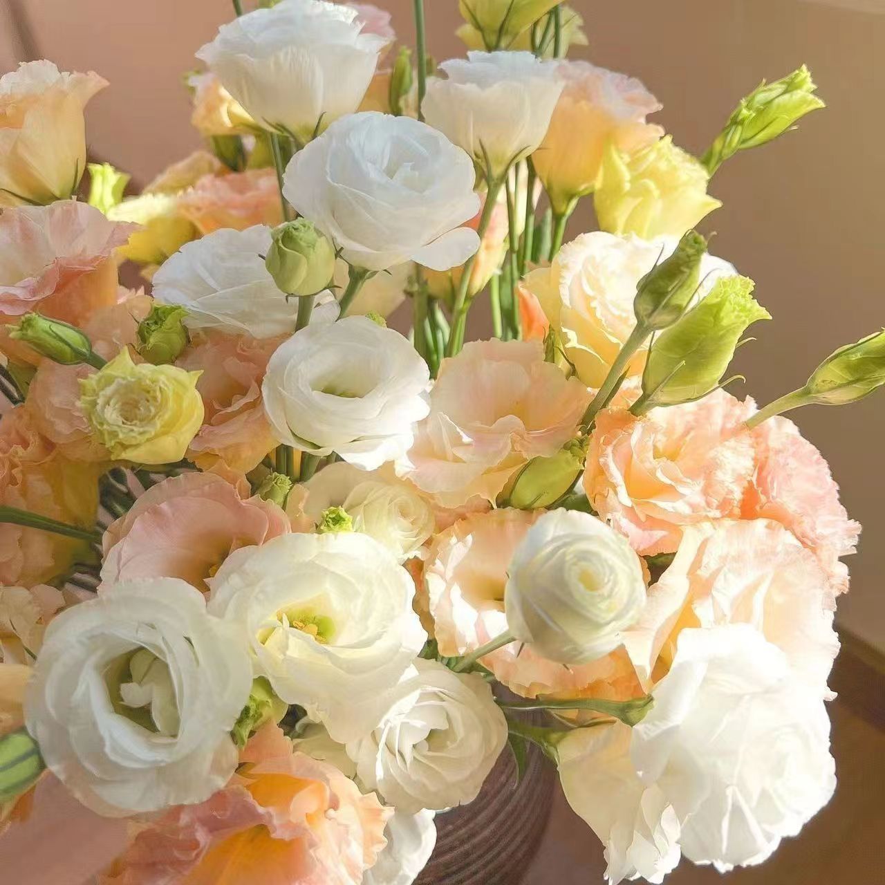 Юньнаньская база Куньмин прямые волосы апельсиновый стебель дракон желчный цветок действительно свежий срезанный букет цветов смешанный с оптовыми новогодними цветами - Оранжевый терьер (белый + шампанское)/26 - 27 шт. + Подача консерванта