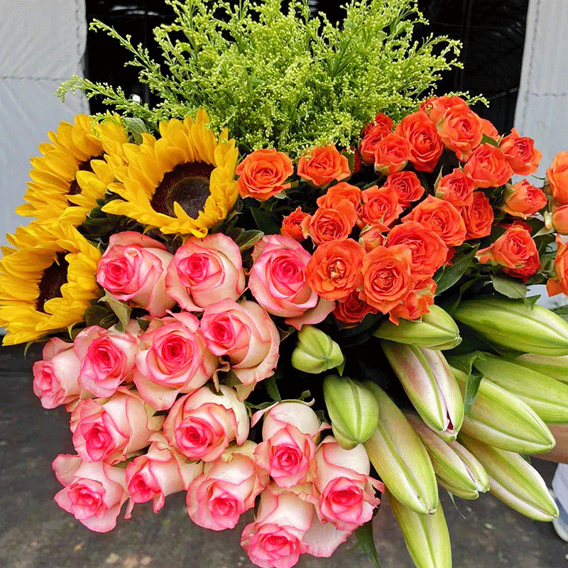 Цветы Юньнаньская база прямые розы лилии домашние цветы цветы гвоздики подсолнухи свежие и нарезанные настоящие цветы - Айза Роуз 5 веток + оранжевый Барби 3 ветви + Лилия 3 цветка